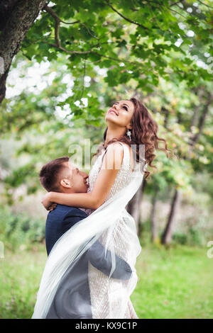 Happy Hochzeit paar hält große weiße Liebesbriefe und küssen Stockfoto