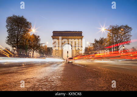 Arc de Triumph in der Nacht in Paris, Frankreich Stockfoto