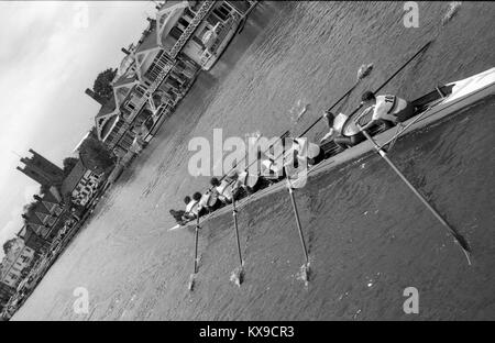 Juli 1990, Henley on Thames, Oxfordshire, England. Henley Royal Regatta Szene auf der Themse. Frauen 8 auf dem Wasser. Foto von Tony Henshaw Stockfoto