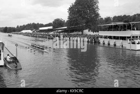 Juli 1990, Henley on Thames, Oxfordshire, England. Henley Royal Regatta Szene auf der Themse. Foto von Tony Henshaw Stockfoto
