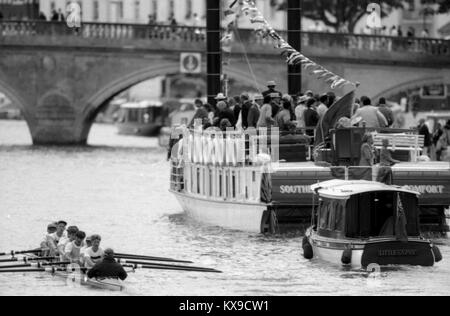 Juli 1990, Henley on Thames, Oxfordshire, England. Henley Royal Regatta Szene auf der Themse. Eine allgemeine Ansicht am Henley Foto von Tony Henshaw Stockfoto