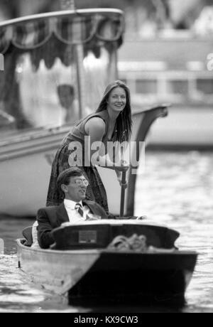 Juli 1990, Henley on Thames, Oxfordshire, England. Henley Royal Regatta Szene auf der Themse. Eine Frau stochern am Henley Foto von Tony Henshaw Stockfoto