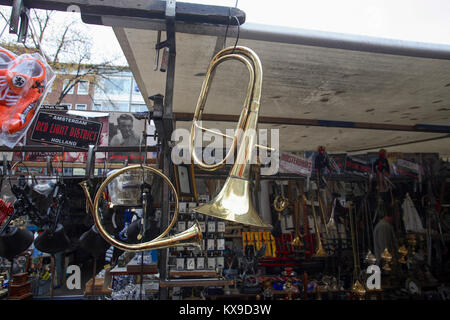 Blasinstrument zum Verkauf an Waterloopleins Markt 2007 Stockfoto
