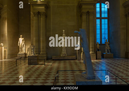 PARIS - 02. Dezember 2017: Antike Statuen im Louvre Museum Paris Frankreich. Mit 85 m jährliche Besucher Louvre ist durchweg das meistbesuchte Museum Stockfoto