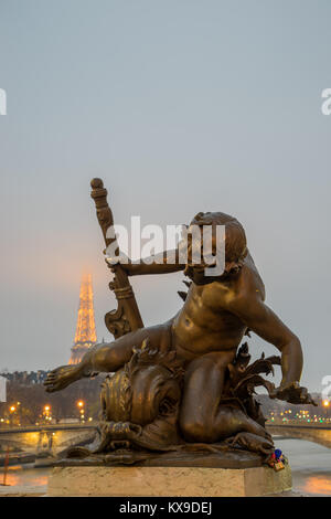 PARIS - 10. Dezember 2017: Eiffelturm bei Nacht beleuchtung und Strassenlaternen auf Alexander der dritten Brücke in Paris, Frankreich. Alexander die dritte Brid Stockfoto