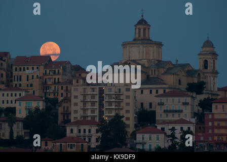 Imperia. Italien. Stadt Landschaft bei Nacht mit Mond Stockfoto