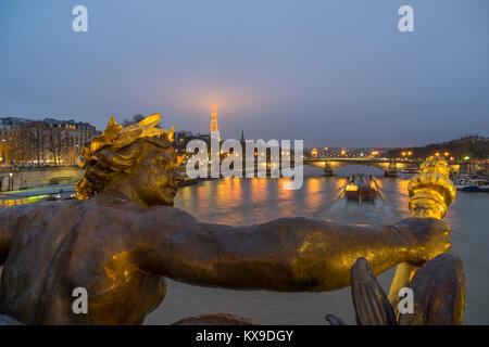 PARIS - 10. Dezember 2017: Eiffelturm und Alexandre III Bridge bei Nacht in Paris, Frankreich. Alexander die dritte Brücke ist beliebt touristischen Ort in Pa Stockfoto