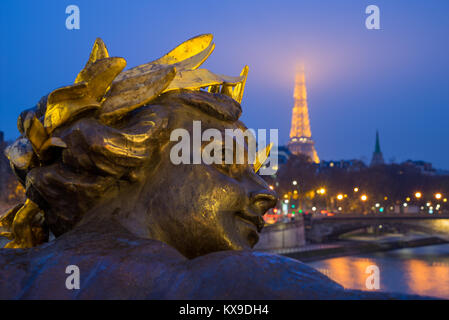 PARIS - 10. Dezember 2017: Eiffelturm und Alexandre III Bridge bei Nacht in Paris, Frankreich. Alexander die dritte Brücke ist beliebt touristischen Ort in Pa Stockfoto