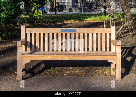 Holzbank Gedenken an Adrian Stahl, Rechtsanwalt, Lincoln's Inn Fields, Holborn, London, England Stockfoto