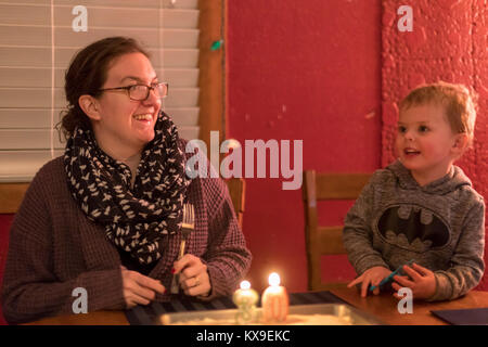 Wheat Ridge, Colorado - eine junge Frau feiert ihren 30. Geburtstag mit ihrem 3-jährigen Sohn. Stockfoto