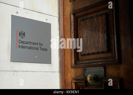 Department for International Trade, DIT, britisches Regierungsministerium 55 Whitehall, Westminster, London. Beschilderung am Eingang. Wappen Stockfoto