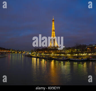 PARIS - 05. Dezember 2017: Eiffelturm in der Dämmerung am 12. Oktober 2017. Der Eiffelturm ist die meistbesuchte Sehenswürdigkeit von Frankreich auf der Champs de M Stockfoto