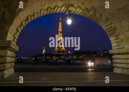 PARIS - 10. Dezember 2017: Eiffelturm bei Nacht beleuchtung und Strassenlaternen auf Alexander der dritten Brücke in Paris, Frankreich. Alexander die dritte Brid Stockfoto