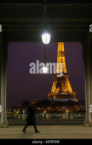 PARIS - 10. Dezember 2017: Eiffelturm bei Nacht beleuchtung und Strassenlaternen auf Alexander der dritten Brücke in Paris, Frankreich. Alexander die dritte Brid Stockfoto