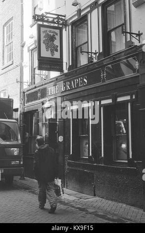 Schwarz-weiß Bilder der Trauben Pub in der Mathew Street, Liverpool, ab Februar 1996 Stockfoto