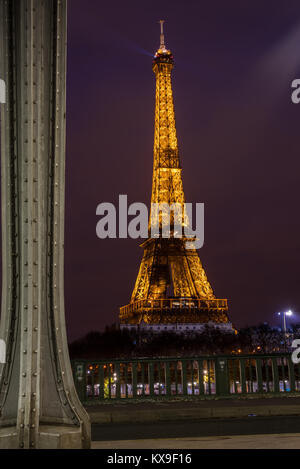 PARIS - 05. Dezember 2017: Eiffelturm in der Dämmerung am 12. Oktober 2017. Der Eiffelturm ist die meistbesuchte Sehenswürdigkeit von Frankreich auf der Champs de M Stockfoto