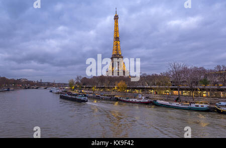 PARIS - 05. Dezember 2017: Eiffelturm in der Dämmerung am 12. Oktober 2017. Der Eiffelturm ist die meistbesuchte Sehenswürdigkeit von Frankreich auf der Champs de M Stockfoto