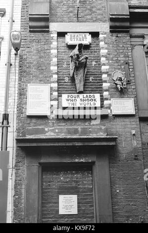 Schwarz-weiß Bilder der Mathew Street, Liverpool, ab Februar 1996, Arthur's Dooley Skulptur der Beatles mit dem Titel "Vier Jungs, die die Welt 'schüttelte Stockfoto