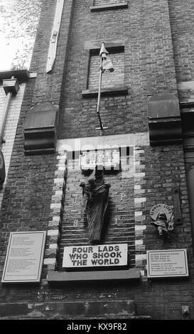 Schwarz-weiß Bilder der Mathew Street, Liverpool, ab Februar 1996, Arthur's Dooley Skulptur der Beatles mit dem Titel "Vier Jungs, die die Welt 'schüttelte Stockfoto