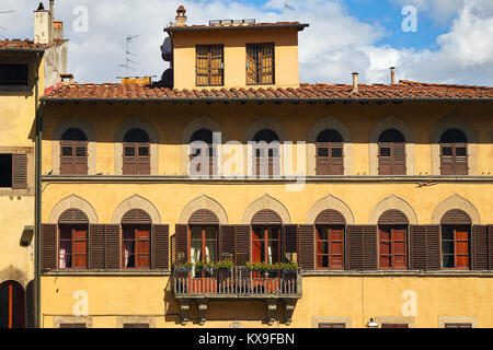 Teil der Fassade eines alten italienischen Gebäude in Florenz mit gewölbten Fenstern und Balkon Stockfoto