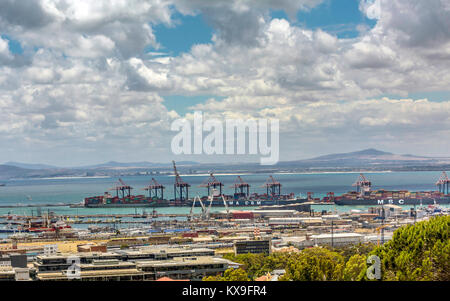 Teil des Hafens von Kapstadt, Südafrika, das ist eine der hektischsten, vor allem für die Ausfuhr von Obst. Die beiden Containerschiffe der Stockfoto