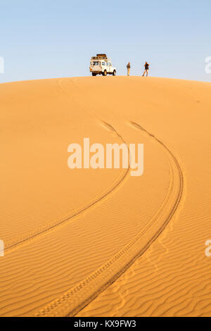 Land Rover Reifenspuren auf die Skyline an der Spitze eines typischen Sanddünen in der Namib Wüste führen durch die Skelettküste, Namibia, south-west Afrika Stockfoto