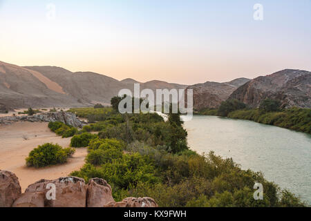 Kunene (Cunene Flusses), der die Grenze zwischen Angola und Namibia, south-west Afrika (Blick Richtung Angola) Stockfoto