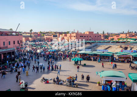 Marrakesch, Marokko - Dezember 11: überfüllten Platz Jemaa el-Fnaa Platz von oben, Marrakesch. Dezember 2016 Stockfoto