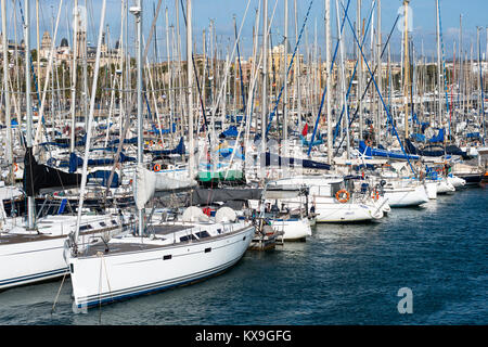 Segelboote an der Moll De La Fusta Port Vell Barcelona Spanien. Stockfoto