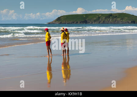 Drei Rettungsschwimmer auf Coffs Harbour Park Beach mit Muttonbird Island im Blick. NSW. Australien. Stockfoto