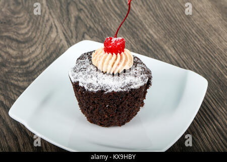 Chocolate Cupcake mit Cherry Stockfoto