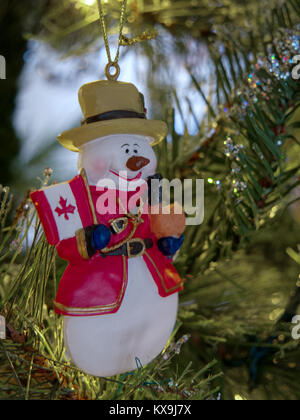 EAST GRINSTEAD, WEST SUSSEX/UK - Januar 5: Royal Canadian Mounted Polizist Weihnachten Dekoration in East Grinstead West Sussex am 5. Januar 2018 Stockfoto