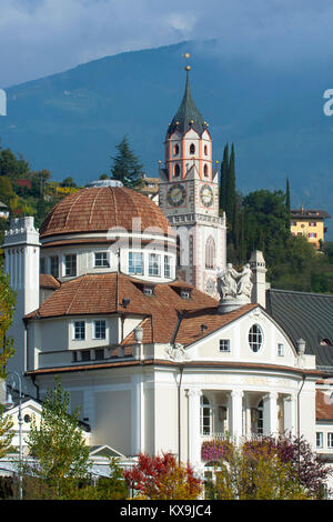 Italien, Südtirol, Meran, Kurhaus an der Passerpromenade und der Turm der spätgotischen Stadtpfarrkirche St. Nikolaus Stockfoto