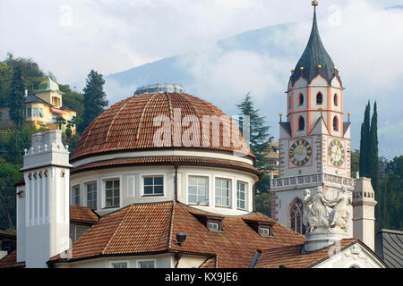 Italien, Südtirol, Meran, Kuppel des kurhäuser an der Passerpromenade und der Turm der spätgotischen Stadtpfarrkirche St. Nikolaus Stockfoto