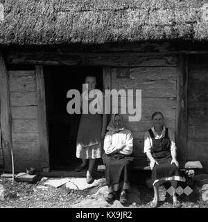 Das Foto zeigt die 83-jährige Terezija Hodnik mit ihrer Tochter und Enkelin 1956 in Velike Vodenice und veranschaulicht Familienbeziehungen und Familienleben in Slowenien Mitte des 20. Jahrhunderts. Stockfoto