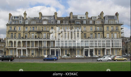 Foto von 8–14 King's Gardens in Hove, England, aufgenommen im August 2010. Das Gebäude spiegelt das architektonische Design seiner Zeit wider und ist unter NHLE Code 1187568 gelistet. Stockfoto