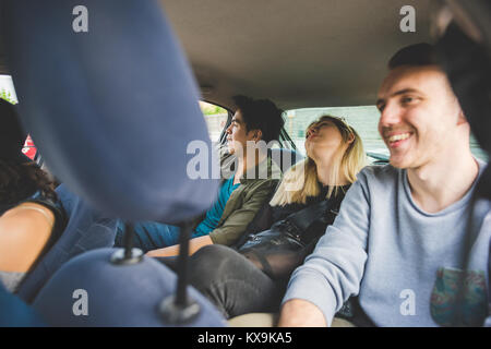 Gruppe von Freunden multiethnischen Reisen mit dem Auto Spaß - Reise, Reisen, Wochenende Tätigkeiten Konzept Stockfoto