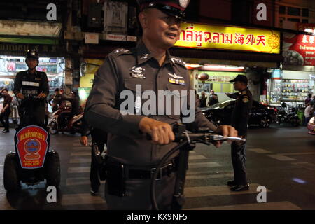 Polizisten auf Segways patrouillieren Chinatown Street Food Vertrieb bändigen Stockfoto