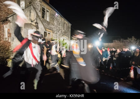 Viel Marcle, Herefordshire, UK. 6. Januar 2018. Im Bild: Die SILURISCHE morris Seite die Massen unterhalten außerhalb Westons Cider Mill Gebäude. /Hu Stockfoto