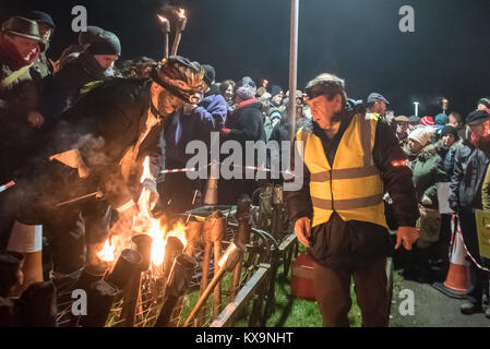 Viel Marcle, Herefordshire, UK. 6. Januar 2018. Im Bild: Fackeln beleuchtet sind und in die Menschenmenge vor der feierlichen Marsch des orchar verteilt Stockfoto