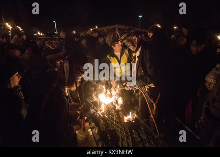 Viel Marcle, Herefordshire, UK. 6. Januar 2018. Im Bild: Fackeln beleuchtet sind und in die Menschenmenge vor der feierlichen Marsch des orchar verteilt Stockfoto