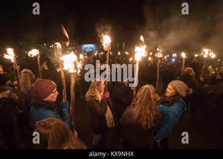 Viel Marcle, Herefordshire, UK. 6. Januar 2018. Im Bild: Massen von Menschen halten ihre Fackeln beleuchtet, bevor Sie marschieren auf den Obstgarten. /Hunderte von Stockfoto