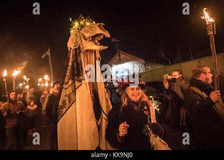 Viel Marcle, Herefordshire, UK. 6. Januar 2018. Im Bild: Ein Mann verkleidet als Hobby Pferd die Menschenmenge in der zeremoniellen März zum Obstgarten verbindet. / Stockfoto