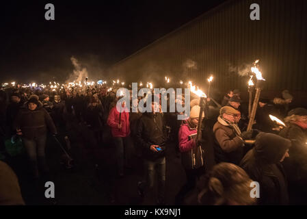 Viel Marcle, Herefordshire, UK. 6. Januar 2018. Im Bild: Hunderte von Menschen halten ihre Fackeln über ihren Köpfen, als sie im März auf den Obstgarten lit Stockfoto