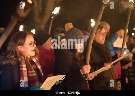 Viel Marcle, Herefordshire, UK. 6. Januar 2018. Bild: Menschen singen traditionelle wassail Songs rund um den Apfelwein Baum. /Hunderte von Menschen sowohl Sie Stockfoto