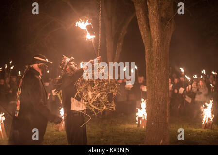 Viel Marcle, Herefordshire, UK. 6. Januar 2018. Im Bild: Morris Men führen Sie die Zeremonie des Brennens der Bush, der symbolisieren kann die Rückgabe Stockfoto