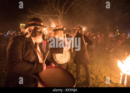 Viel Marcle, Herefordshire, UK. 6. Januar 2018. Im Bild: Musiker des Silur morris Seite begleiten Sie den wassail cremony im Obstgarten. /Hun Stockfoto