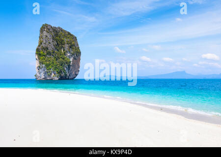 Perfekte Strand Reiseziel mit unberührten, weißen Sand, transparente türkise Meer Wasser und blauer Himmel, Poda Island in der Nähe von Krabi, Koh Phi Phi und Phuke Stockfoto