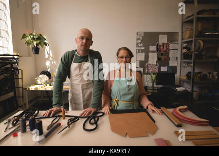 Männliche und weibliche Arbeiter gemeinsam in der Werkstatt Stockfoto