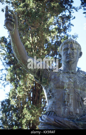 Augustus (63 V.CHR.-14 N.CHR.). Römische Kaiser. Statue. Replik. Patrizier. Tarragona. Katalonien. Spanien.